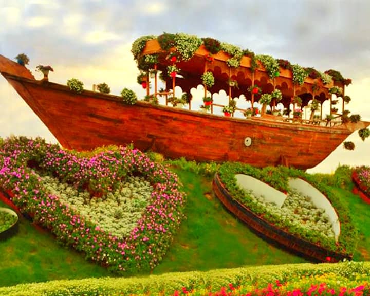 Abra Boat in Dubai Miracle Garden are made up of oak, pine, larch and cedar.