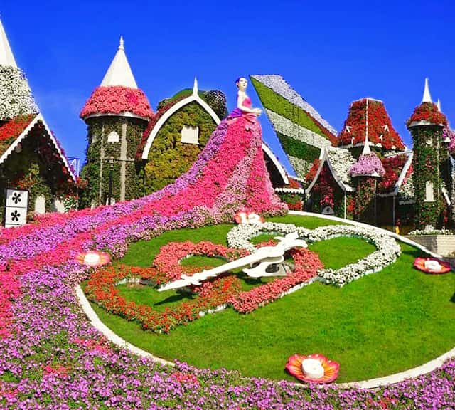 Timings of Dubai Miracle Garden are from 9:00 am (Gulf Standard Time) to 9:00 pm on weekdays and 11:00 pm on weekends